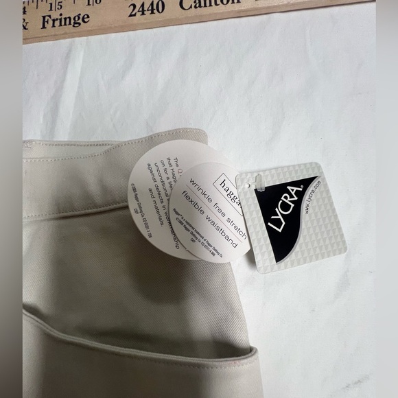 HAGGAR WOMEN’s CAPRI’S SIZE 14.  CREAM COLOR. WRINKLE FREE STRETCH. - Picture 2 of 8